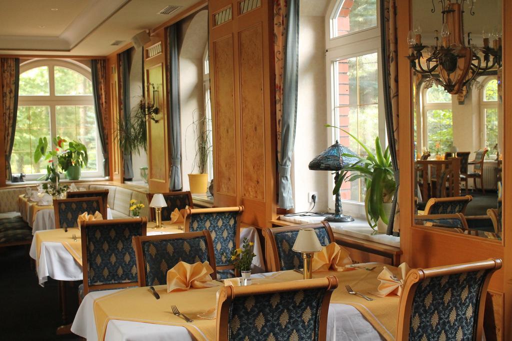Hotel Und Restaurant Waldschloesschen Crivitz Exterior foto